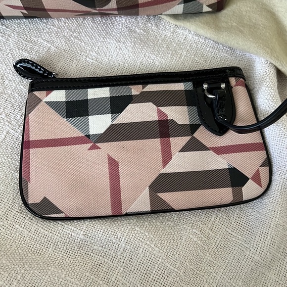 Burberry Handbag Tote ๐ - Picture 3 of 13